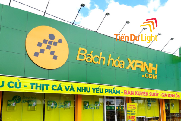 Mẫu bảng hiệu nền xanh lá chữ nổi màu vàng