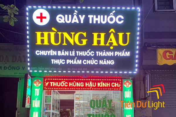 Bảng hiệu quầy thuốc làm từ chất liệu gì?
