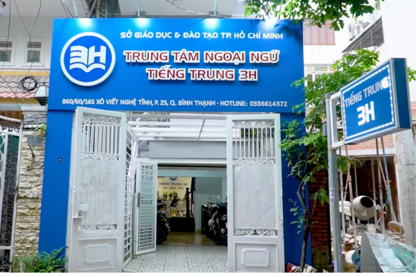 Bảng hiệu trung tâm ngoại ngữ ngoài trời cần tuân thu quy định địa phương