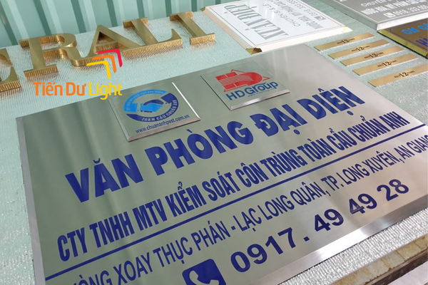 Biển hiệu công ty cần đầy đủ thông tin doanh nghiệp