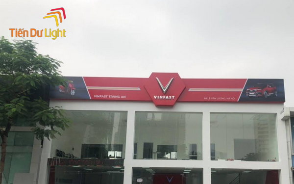 Tấm alu được dùng làm biển hiệu showroom