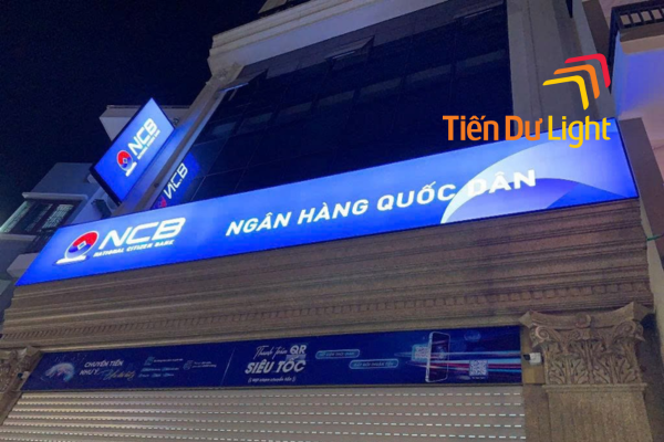 Bảng hiệu nổi bật cả ngày lẫn đêm