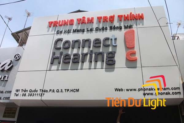 Nền alu bền bỉ kết hợp chữ nổi hiện đại
