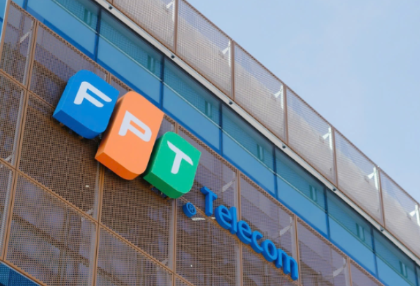 Thi công biển quảng cáo logo trên cao FPT