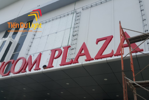Thi công bộ chữ nổi Vincom Plaza