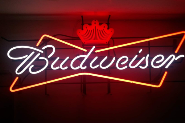 Thi công đèn neon là quá trình gia công lắp đặt hệ thống đèn neon