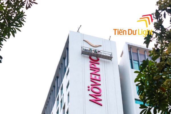 Tiến Dư Light hoàn thiện thi công bộ chữ nổi Movenpick Duy Tân
