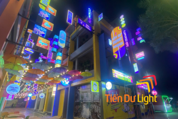 Treo biển ở mặt tiền thu hút khách hàng từ cả hai chiều