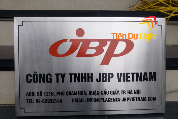 Treo biển hiệu công ty theo bố cục mặt tiền