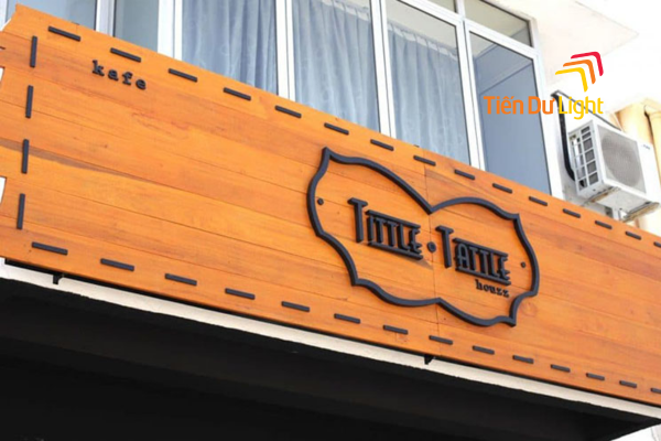 Vì sao nên chọn bảng hiệu nhựa giả gỗ thay cho gỗ thật?