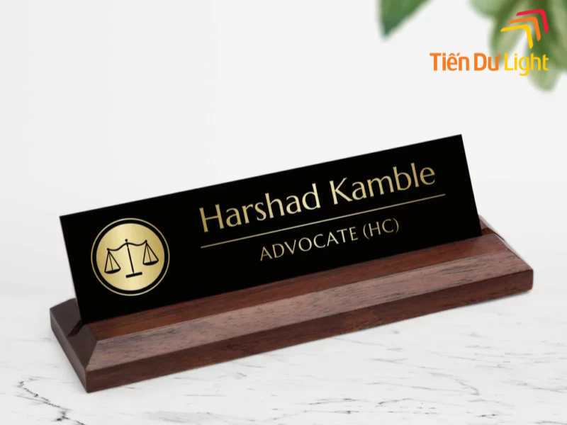 Biển chức danh đế gỗ – Sang trọng và chuyên nghiệp cho văn phòng