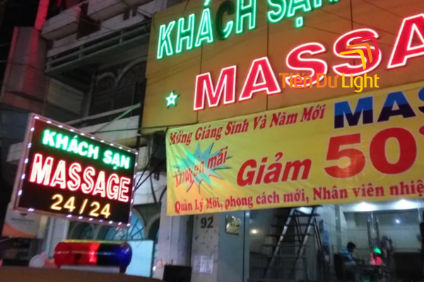 Mẫu biển vẫy masssage đẹp sang trọng dẫn lối khách hàng vào cửa tiệm