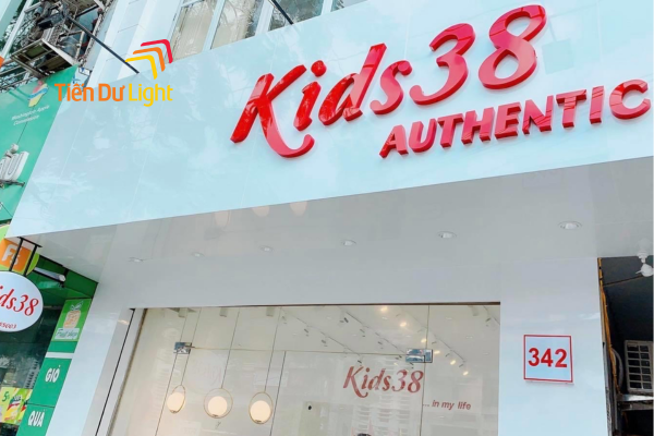 Bộ sưu tập mẫu biển shop quần áo trẻ em ấn tượng, độc đáo