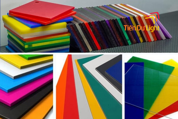 So sánh mica phản quang và mica thường: Điểm khác biệt quan trọng