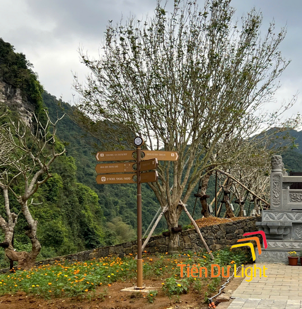 Biển chỉ dẫn dạng cột với bố cục thông tin khoa học