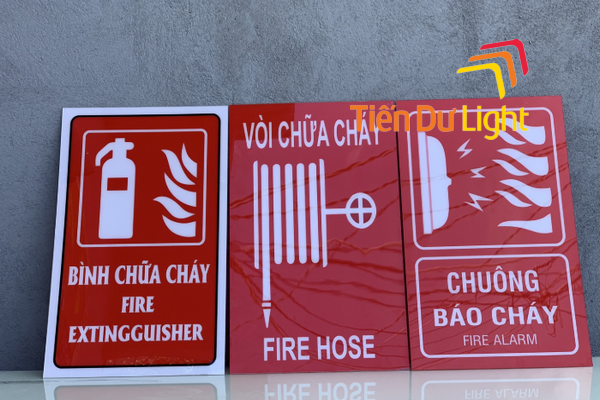 Biển chỉ dẫn màu đỏ dễ nhận diện