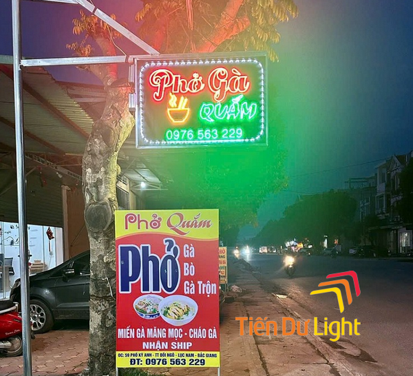 Thiết kế biển vẫy quán phở đơn giản nhưng nổi bật