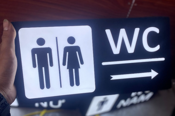 Thiết kế biển WC có đèn cần lưu ý điều gì?