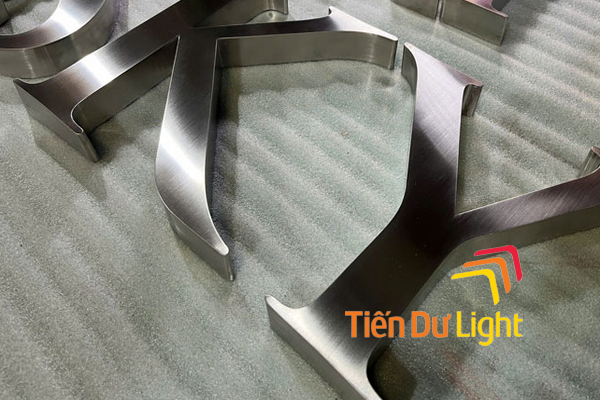 Chữ inox 304 nhiều người yêu thích làm biển quảng cáo