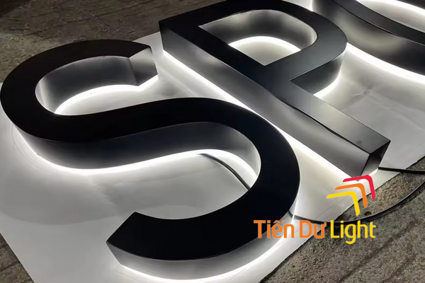 Chữ inox đen bóng ứng dụng phổ biến trong làm biển bảng