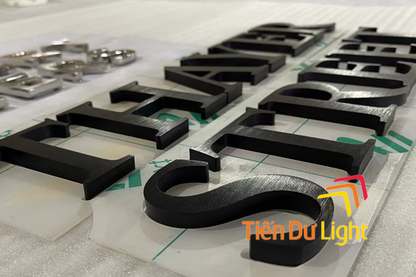 Giá làm chữ inox đen xước bao nhiêu?