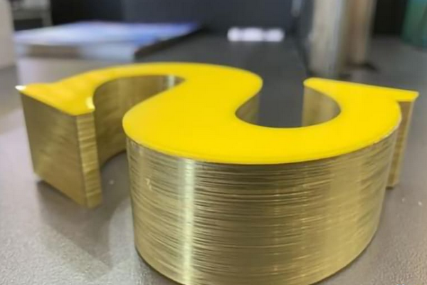 Chữ nhôm mặt mica làm biển quảng cáo đẹp, thu hút