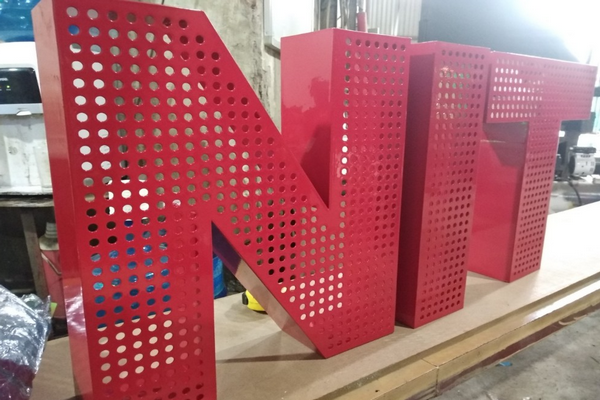 Gia công chữ tole chuyên nghiệp, bền đẹp, tiết kiệm chi phí