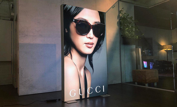 Đặc điểm của hộp đèn quảng cáo đứng