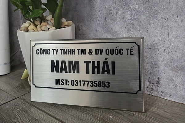 Làm biển tên công ty bằng chất liệu gì bền?