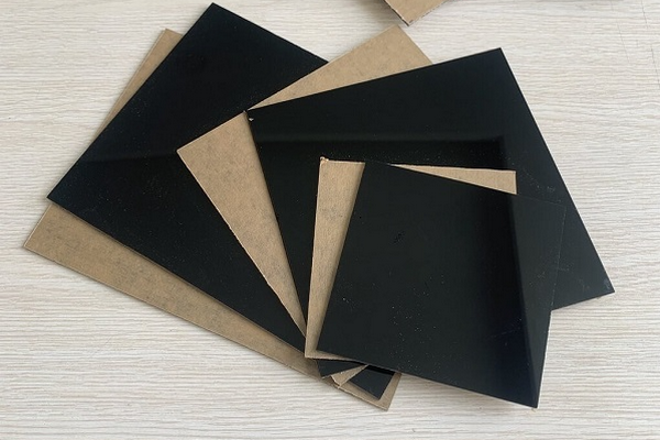 Mica đen xuyên sáng ứng dụng cho không gian nào?