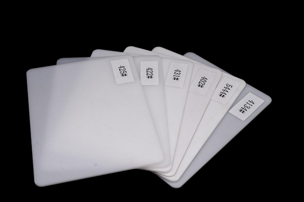 Mica trắng xuyên đèn ứng dụng phổ biến trong làm biển quảng cáo chữ nổi