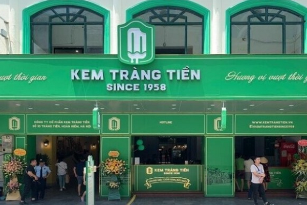 Bảng hiệu nền xanh lá cây chữ trắng nổi bật, dễ nhận diện
