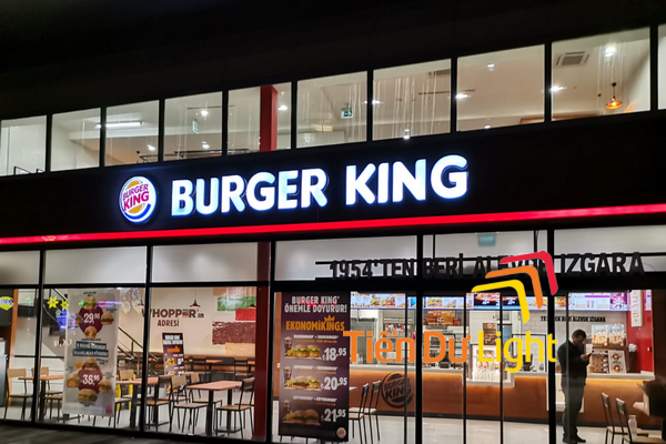 Bảng hiệu burger chữ nổi sáng đèn thu hút từ xa