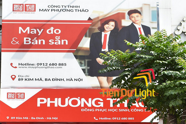 Bảng hiệu cửa hàng đồng phục hiện đại với thiết kế nổi bật