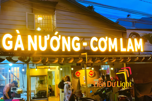 Bảng hiệu gà nướng chữ nổi nhìn là muốn ghé