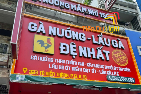 Biển hiệu gà nướng thu hút, nổi bật ngày lẫn đêm