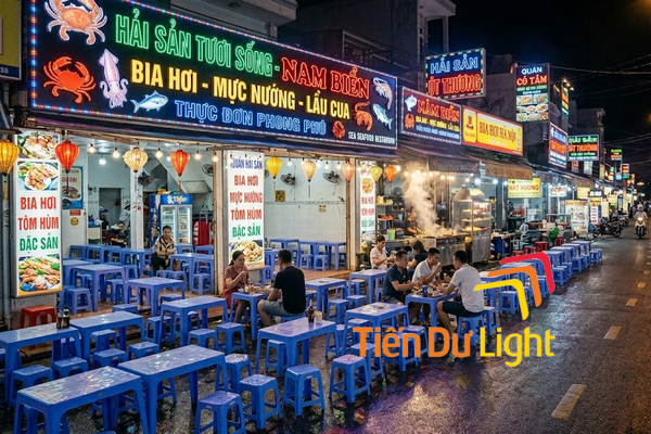 Quán bia hải sản với bảng hiệu LED sắc màu đông khách sôi động ban đêm