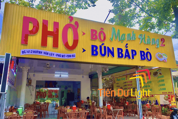 Bảng hiệu phở bò nổi bật với ánh sáng rực rỡ, thiết kế hút mắt