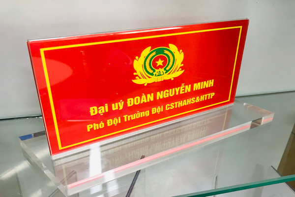 Bảng tên chức danh mica để bàn đẹp, hiện đại, giá tốt