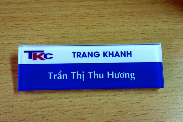 Biển tên mica cài áo được ứng dụng rộng rãi