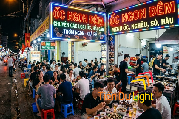 Biển quảng cáo quán ốc thu hút khách vỉa hè, nổi bật trong phố đêm