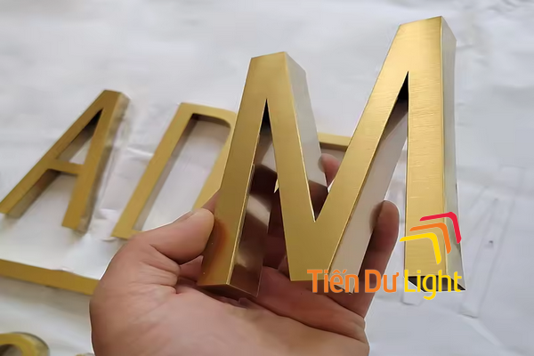 Chữ alu vàng xước ứng dụng phổ biến trong làm biển quảng cáo