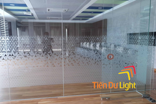 In UV trên decal mờ: Xu hướng trang trí kính hiện đại, tinh tế