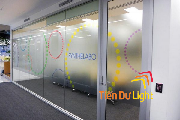 In UV trên decal mờ trang trí kính văn phòng ấn tượng