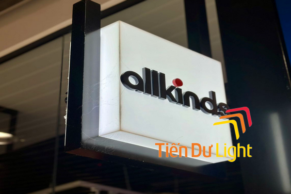 Có nên làm hộp đèn mica giá rẻ để tối ưu chi phí?