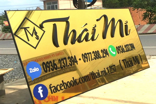 Nền alu vàng gương phù hợp với nhiều loại chữ khác nhau
