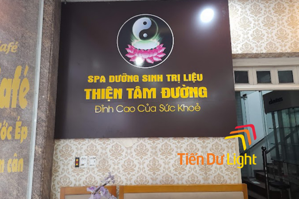 Nhà thuốc đông y với hệ thống biển nội thất đồng bộ tạo không gian tin tưởng