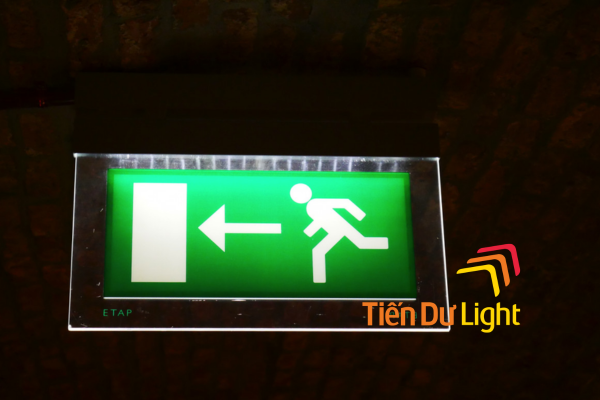 Có những loại bảng hiệu exit phổ biến