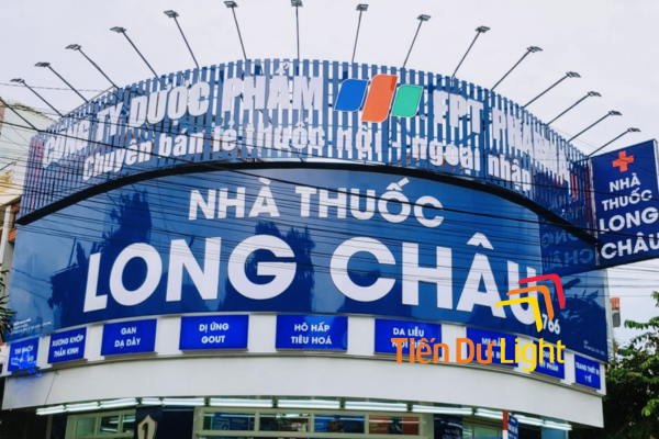 Bảng hiệu Long Châu nổi bật nhờ hệ thống đèn LED chất lượng