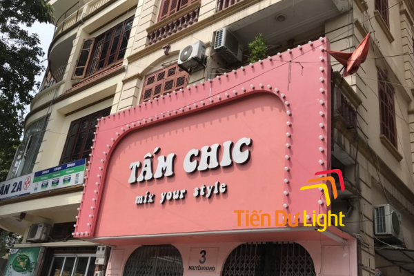 Bảng hiệu màu hồng nổi bật, nữ tính và thu hút khách